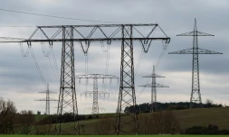 Des pylÎnes pour des lignes de 380kV (d et g, pas encore installées) entourent des pylÎnes de 110 kV, prÚs de Golzow, le 3 décembre 2021 en Allemagne