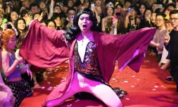 Une drag queen pendant la compétition "Drag Queen Lip Sync" lors d'un bal de voguing à Pékin, le 27 mars 2021