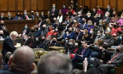 Une photo publiée par le Parlement britannique montre le Premier ministre Boris Johnson (g) répondant aux questions des députés à la Chambre des Communes à Londres, le 8 décembre 2021