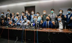 Des élus pro-démocratie de Hong Kong affichent leur solidarité en se tenant les mains avant une conférence de presse à Hong Kong, le 11 novembre 2020 pour annoncer leur démission