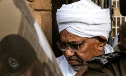 L'ex-président soudanais Omar el-Béchir, destitué le 11 avril par l'armée, photographié à Khartoum après avoir été transféré au parquet, le 16 juin 2019