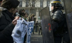 Des lycéens manifestent contre la loi travail face à la police le 1er avril 2016 à Paris