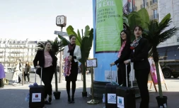 Des militants d'Oxfam manifestent devant la station de métro "Luxembourg", à Paris, le 27 mars 2017