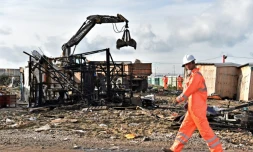 Une pelleteuse en action le 27 octobre 2016 dans la "Jungle" à Calais 