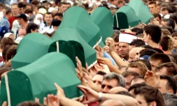 Les cercueils de victimes du massacre de Srebrenica en 1995, transportés le 11 juillet 2005 dans le cimetière de Potocari près de Srebrenica en Bosnie