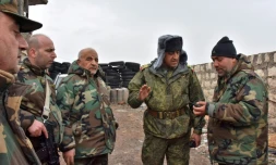 Un général des forces gouvernementales syriennes s'entretient avec ses troupes dans le district Sheikh Saeed d'Alep, le 30 novembre 2016