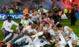 Les joueurs lyonnais jubilent suite à leur victoire face à Monaco lors de l'avant-dernière journée de L1 le 7 mai 2016 à Décines-Charpieu près de Lyon