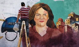 Un artiste peint sur un mur l'effigie de la journaliste défunte Shireen Abu Akleh à Gaza, le 12 mai 2022
