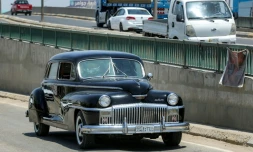 Une automobile DeSoto de 1948 (Chrysler) restaurée, dans une rue de la localité d'Alexandrie, dans la province de Babel, le 27 mai 2025 en Irak

