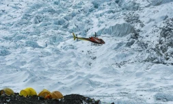 Un hélicoptÚre survole le camp de base de l'Everest, le 2 mai 2021 au Népal