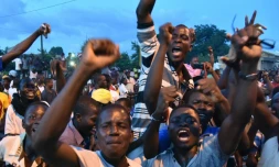 Des partisans du général Gilbert Diendéré manifestente le 21 septembre 2015 devant la résidence du roi des Mossi, un groupe ethnique
