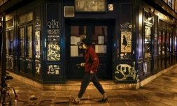 Un passant devant un bar Ă Paris, le 6 octobre 2020