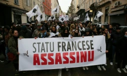 Des manifestants corses portent une banderole sur laquelle est écrit "Etat français assassin", lors de la manifestation à Bastia, le 13 mars 2022