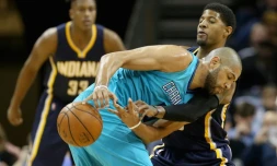 Le joueur de Charlotte Nicolas Batum (c) face Ă deux basketeurs d'Indiana, Ă Charlotte le 4 mars 2016