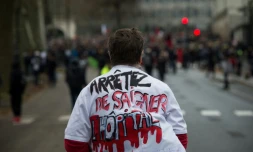 Un membre du personnel soignant en grève, le 10 décembre 2019 à Nantes