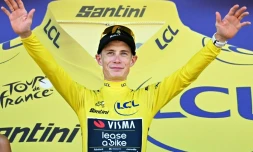 Le Danois Jonas Vingegaard premier maillot jaune de la 113e édition du Tour de France, le 4 juillet 2026 à Barcelone