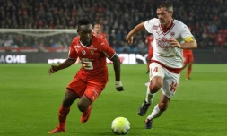 Le milieu de Bordeaux Jérémy Toulalan (d) à la lutte avec l'attaquant de Rennes Firmin Mubelé, le 3 novembre 2017 à Rennes