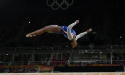 L'Américaine Simone Biles à la poutre lors du concours général individuel aux JO de Rio, lez 11 août 2016