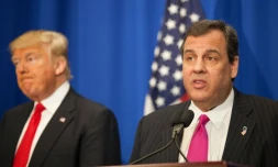 Le favori à la primaire républicaine américaine , Donald Trump (G), et le gouverneur du New Jersey Chris Christie (D), le 26 février 2016 à Fort Knox (Texas)