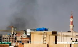 De la fumée s'élève d'un bâtiment à Khartoum, au Soudan, où les combats entre militaires et paramilitaires ont fait des centaines de morts et des milliers de blessés, le 23 avril 2023 