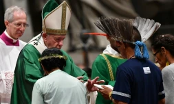 Le pape François salue des représentants des peuples indigÚnes d'Amazonie lors d'une homélie à la Basilique Saint-Pierre au Vatican, le 6 octobre 2019
