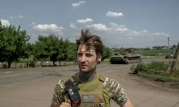 Le soldat ukrainien Mykhailo, 27 ans, fait une halte à quelques kilomètres de la ligne de front dans la région du Donbass, en Ukraine, le 10 août 2022 