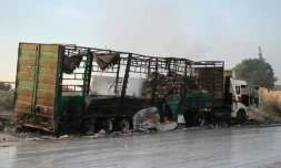 L'un des camions du convoi humanitaire détruit la veille est abandonné sur une route à l'ouest d'Alep, le 20 septembre 2016