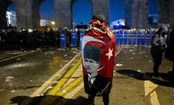 Manifestant face aux forces de l'ordre, le 21 mars 2025 à Ankara