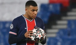 L'attaquant du Paris SG Kylan Mbappé avant un penalty contre Barcelone, le 10 mars 2021 au Parc des Princes