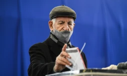 Un Albanais du Kosovo vote aux élections législatives, le 14 février 2021 à Pristina