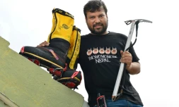 L'alpiniste indien Satyarup Siddhanta avec une partie de son équipement pour l'Everest