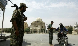 Des membres de la police kurde montent la garde à Hassaké le 22 août 2016 aprÚs prÚs d'une semaine de combats avec les forces du régime