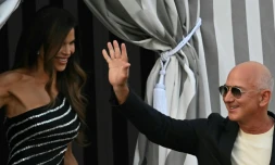 Lauren Sanchez et Jeff Bezos sortent de l'hôtel Aman à Venise, le 25 juin 2025