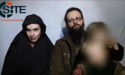Les ex-otages Caitlan Coleman (L) et son mari Joshua Boyle, sur une capture d'écran fournie par Site Intelligence Group, le 12 octobre 2017