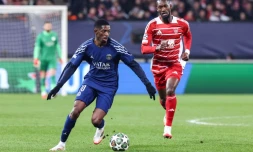 Le Parisien Ousmane Dembélé en action balle au pied lors du barrage aller de C1 contre Brest le 11 février 2025 au stade du Roudourou de Guingamp en France 