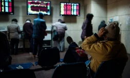 Des investisseurs chinois devant des tableaux d'indices boursiers, le 18 janvier 2016 à Shanghai