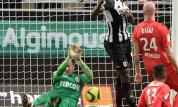 Le gardien monégasque Danijel Subasic et sa défense se sont inclinés à Angers, porté par Cheikh Ndoye, le 30 janvier 2016 au stade Jean-Bouin