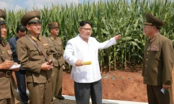 Photo non datée de l'agence officielle Nord coréenne (KCNA) du leader de la Corée du Nord Kim Jong-Un (C) inspectant une ferme de son pays