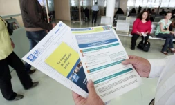 Brochures informant sur le RSA (revenu de solidarité active) mises à la disposition des usagers dans un centre de la CAF (Caisse d'allocations familiales) le 4 juin 2009 à Paris 