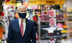 Joe Biden visite un magasin de Washington le 9 mars 2021