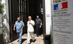 Mardi 22 Décembre 2009
Monseigneur Aubry à la sortie du tribunal de Saint-Denis