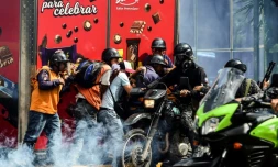 Des secouristes volontaires lors d'affrontements entre opposants et policiers à Caracas, au Venezuela, le 4 août 2017
