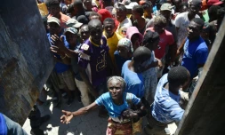 Des victimes de l'ouragan Matthew attendent de recevoir de la nourriture du Programme alimentaire mondial (PAM), le 12 octobre 2016 en Haïti