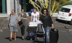 Jeudi 24 décembre 2009 - Laure Manaudou et son compagnon Frédérick Bousquet à leur arrivée à La Réunion