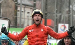 L'Italien Sonny Colbrelli passant la ligne d'arrivée de la 2e étape du 75e Paris-Nice, le 6 mars 2017, à Amilly dans le Loiret