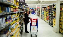 L'ONG Foodwatch dénonce les groupes agro-alimentaires Panzani, qui commercialise les couscous Regio, les marques Ferrero et Lustucru et la marque de chocolat en poudre Van Houten, qui "ne daignent même pas répondre aux inquiétudes des consommateurs"