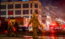 Des pompiers sur les lieux d'un incendie dans un centre commercial, le 16 mai 2020 Ă Los Angeles, en Californie