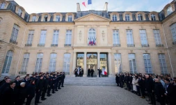 Drapeaux en berne à l'Elysée pour une minute de silence en solidarité avec Mayotte, ravagé par un cyclone, le 23 décembre 2024