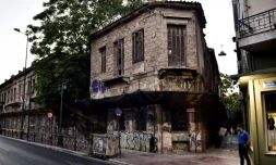 Un immeuble néoclassique abandonné à AThènes, le 31 juillet 2017
