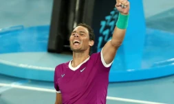 L'Espagnol Rafael Nadal célèbre sa victoire en demi-finale du simple messieurs contre l'Italien Matteo Berrettini à l'Open d'Australie, à Melbourne, le 28 janvier 2022.